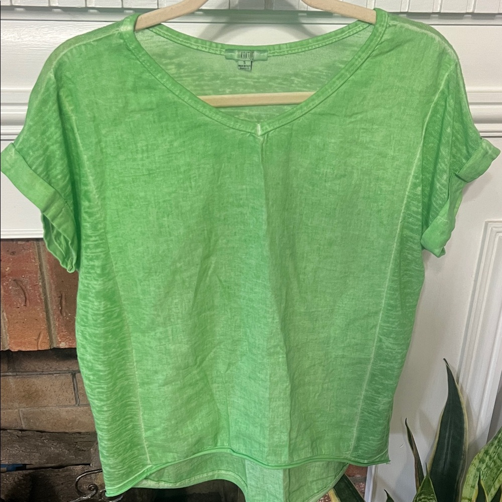Kaktus V-Neck Short Sleeve Tee in Bright Green